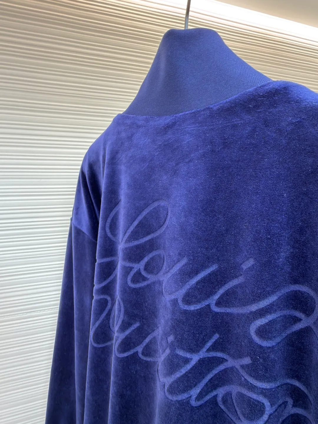 LOUIS VUITTON velvet zipper pocket ribbed long-sleeved jacket ●Original version: Purchased and developed by 20433 ●Item number: 1682205-C30 ●Fabric: velvet fabric ●Technology: knitting ●Color: navy blue ●Version: fitted version ●Weight: about 945 grams ●Size: S-M-L-XL ●Description: This navy blue velvet zipper jacket is made of high-density custom-woven velvet fabric, which has been washed and brushed. The suede is short, dense and shiny, and feels soft and skin-friendly. It is also pre-shrunk to avoid shrinkage and deformation after wearing. The neckline is a stand-up collar and is equipped with a custom-made brass zipper. The chain teeth are made with polished gold-plated washing technology, which is smooth, wear-resistant and not easy to oxidize. The sides and pockets of the body adopt accordion pleat three-dimensional splicing technology, supplemented by high-elastic rib edges of the same color, taking into account the stiffness of the fit and wearing comfort. The left chest is inlaid with a metal nameplate logo, which is made by etching and painting. The details are made of double-needle overlock sewing. The stitching is neat and precise. The overall process takes into account both texture and wearability. Each process is subject to quality control inspection to ensure the exquisite presentation of the pattern and details. The overall wiring is straight and delicate, the fabric is comfortable and soft, and the color is consistent without color difference. It can be matched with the same style to create a fashionable look and control various occasions. Customized accessories, complete with three standards, same style for men and women!